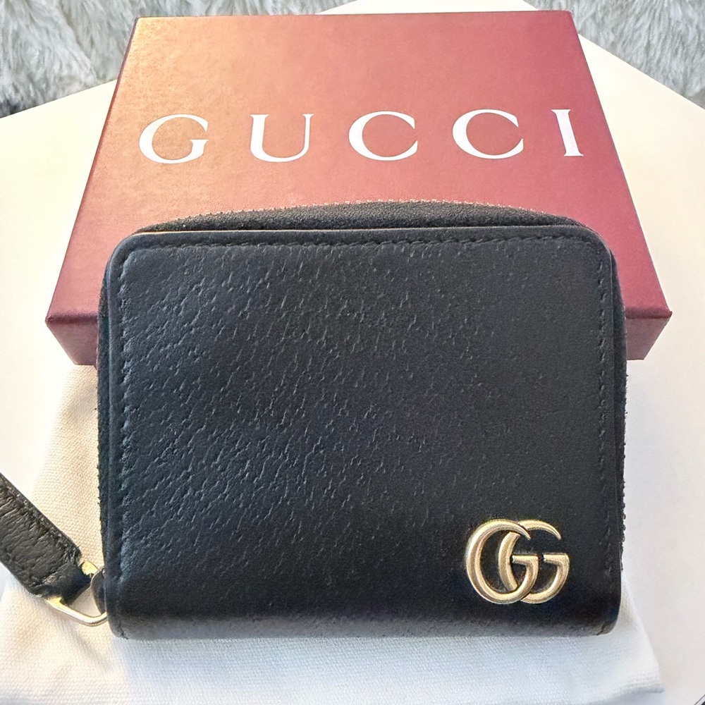 Gucci Black Leather Zip-Around Wallet with Gold Double G card case with complete